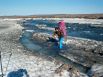 Переправа через замёрзший ручей на Полярном Урале