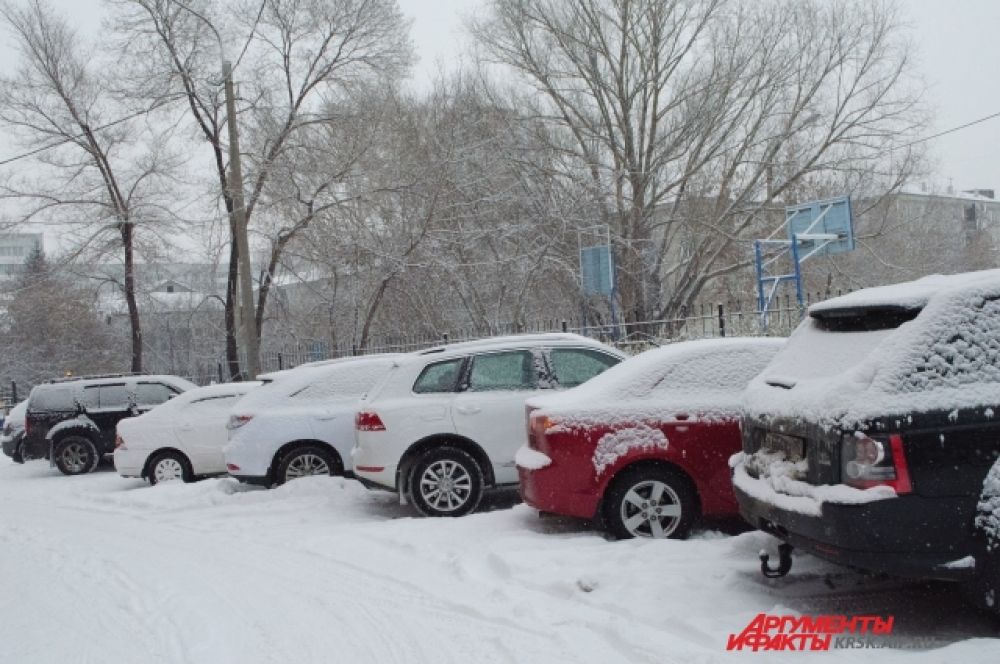Автомобили не успевают замерзнуть за ночь.