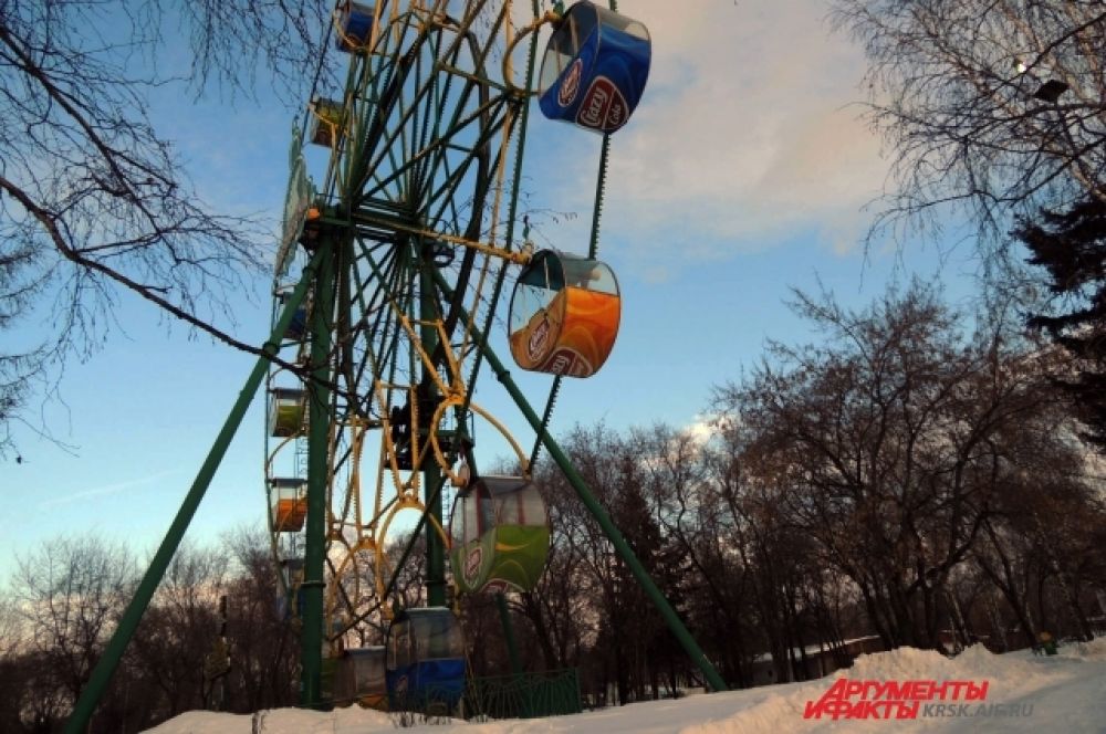 В выходные можно прокатиться на колесе обозрения.