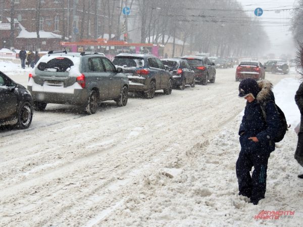 А вот Нижний Новгород замело снегом. Кроме того, синоптики обещают, что через несколько дней в город придут морозы вплоть до двадцати градусов.