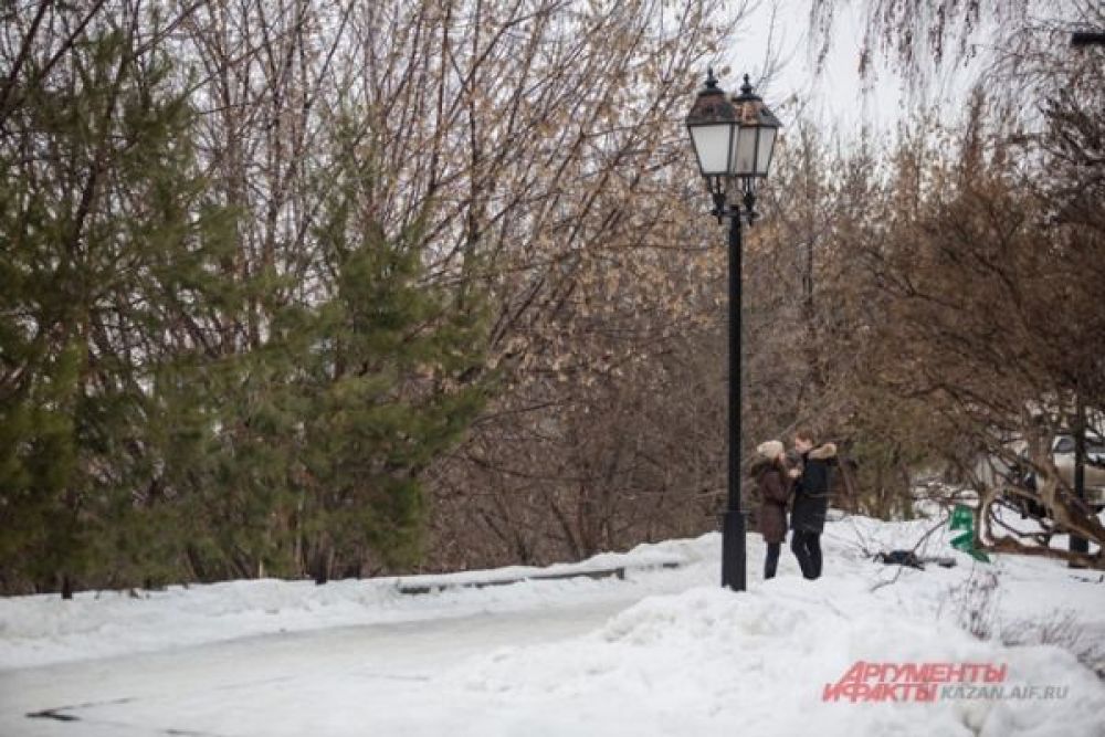 А вот в Казани по-прежнему держится аномально тёплая погода. Под угрозой сейчас оказались традиционные купания на Крещение - лед очень тонкий. МЧС сообщает, что на него выходить опасно.