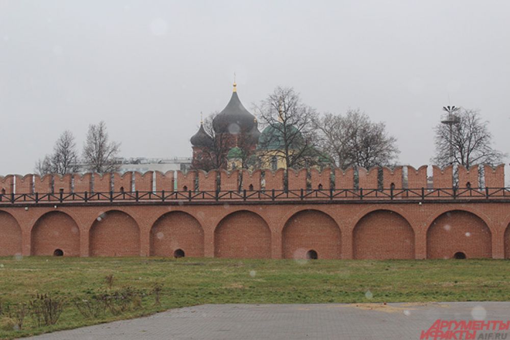 В Туле в связи с теплой погодой снег тает, не успевая долететь до земли.