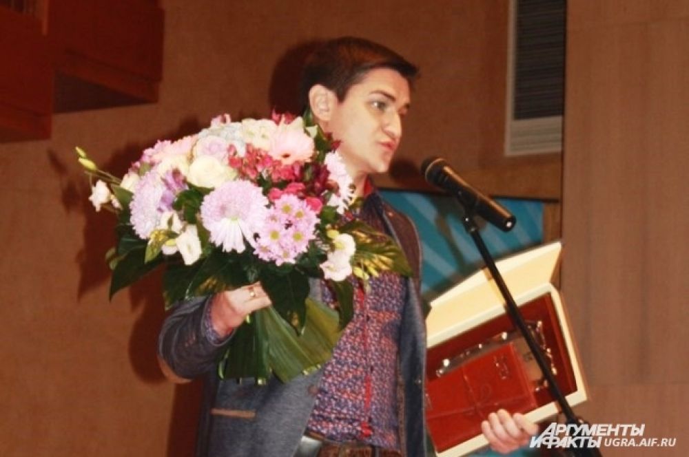Лучшим оператором стал Александр Новик, телеоператор «Телевидения Нижневартовского района». Лучшим телеведущим в номинации «Лучший рассказывающий журналист Югры 2013 года» среди журналистов телекомпаний стал Игорь Лапик, шеф-редактор телерадиокомпании «Юг