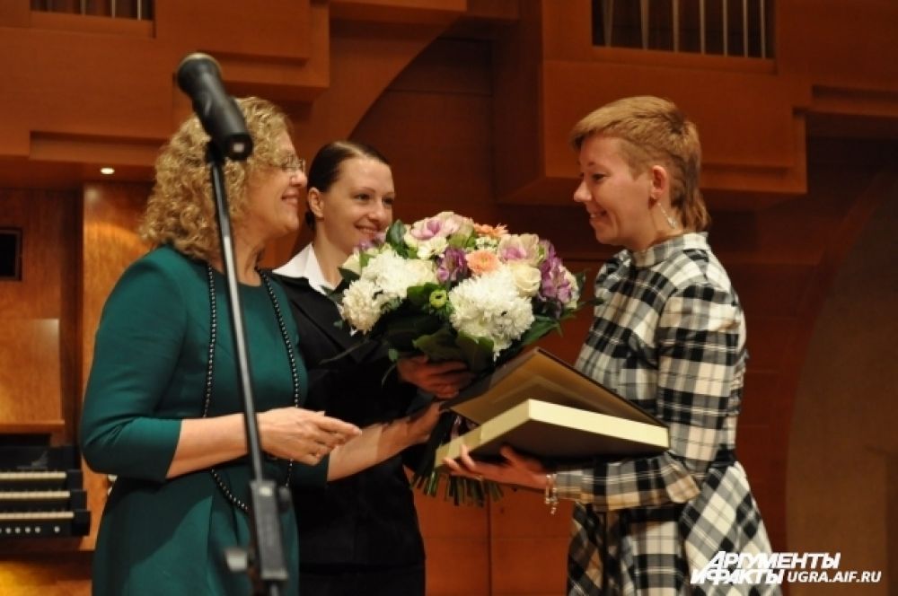 В номинации «Лучший пишущий журналист» победу одержала Надежда Зиновьева – руководитель службы коммерческих публикаций ООО «АиФ-Югра».