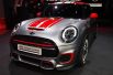 MINI JCW. От концепт от предыдущих моделей отличается рядом внешних деталей, свойственных раллийным автомобилям и улучшающим аэродинамические свойства: большие воздухозаборники в переднем фартуке и задний спойлер, а также боковые пороги и задний бампер.