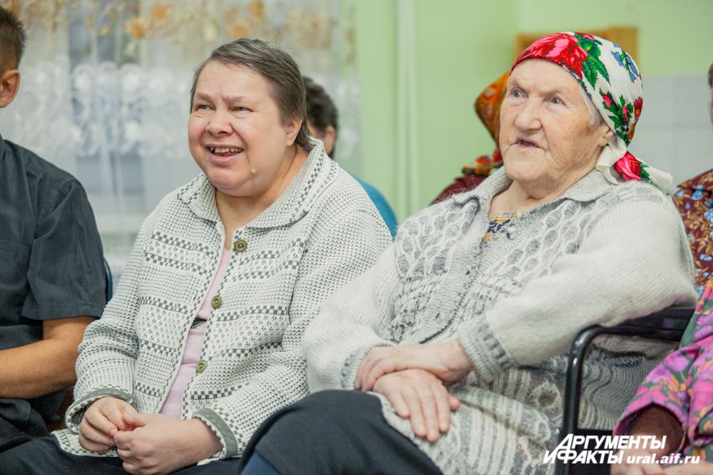 В доме-интернате есть прекрасная библиотека (которая, к слову, изрядно пополнилась благодаря читателям «АиФ-Урал»), телевизор, но живой концерт более всего радует стариков.