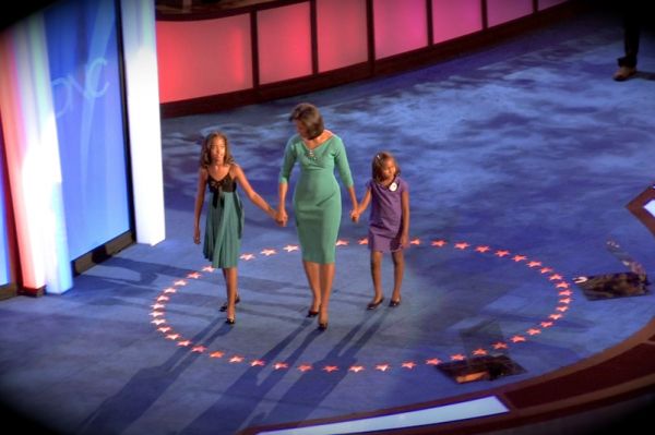 Мишель Обама с дочерьми на национальной конвенции Демократической партии США, 25 августа 2008 года.