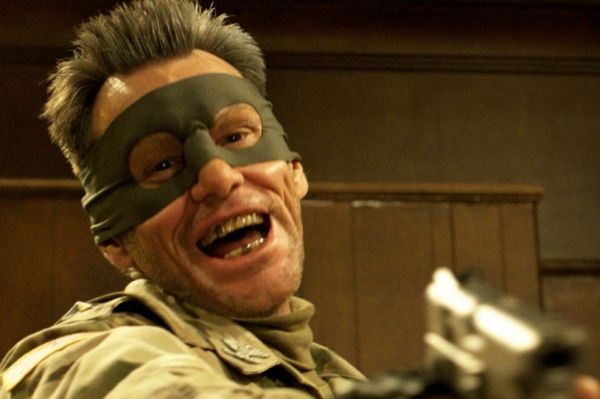 В прошлом году Джим Керри сыграл роль второго плана в сиквеле нашумевшего комедийного боевика «Пипец» - он сыграл главу подражателей главных героев. После съёмок Керри сам раскритиковал фильм, заявив, что в нём слишком много насилия.