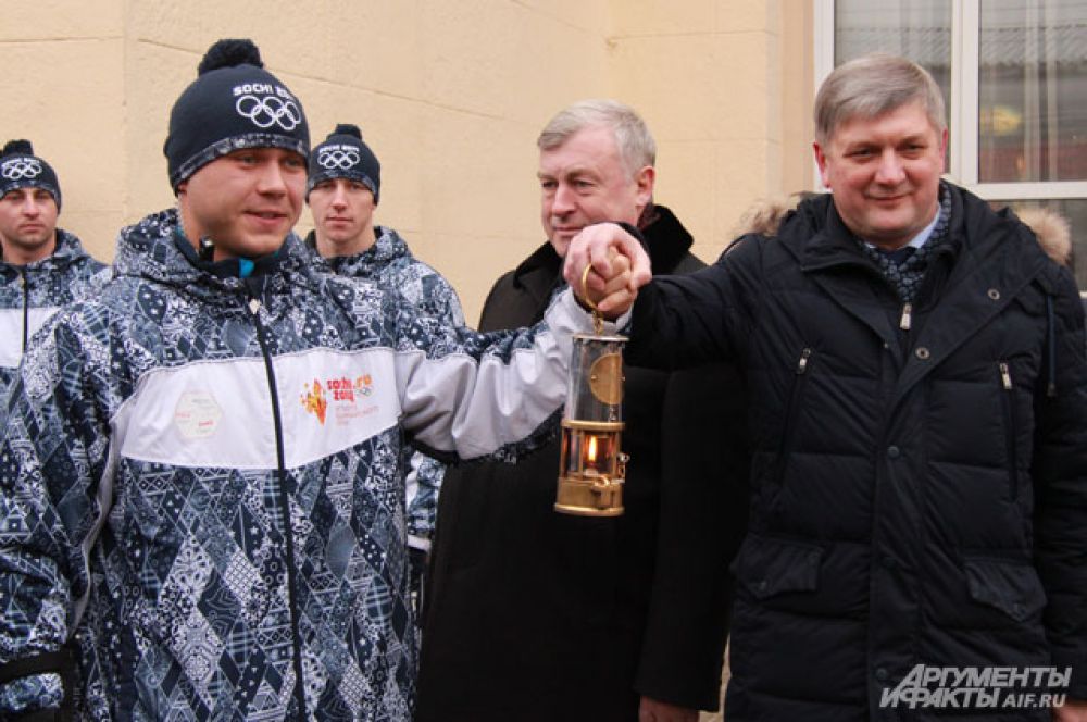 «Хранителей огня» встретили на перроне железнодорожного вокзала «Воронеж-1».