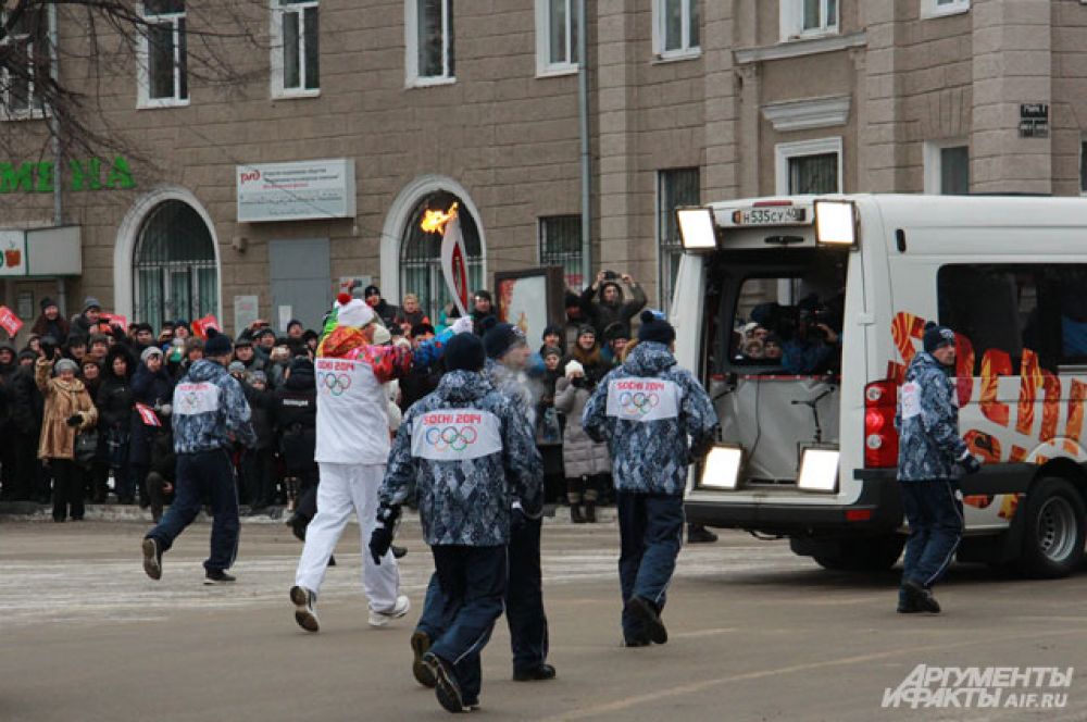 Эстафета Олимпийского огня проходит по главным улицам Воронежа. 