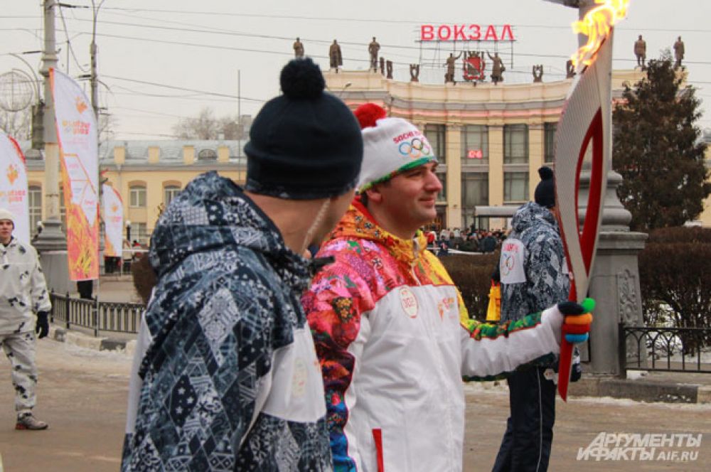 Второй факелоносец принял эстафету Олимпийского огня у памятника Черняховскому.