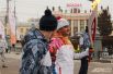 Второй факелоносец принял эстафету Олимпийского огня у памятника Черняховскому. 