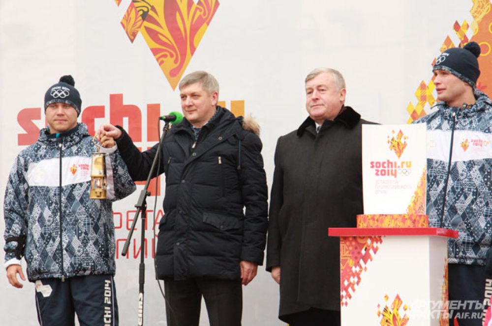 Воронежцы встречают Олимпийский огонь.