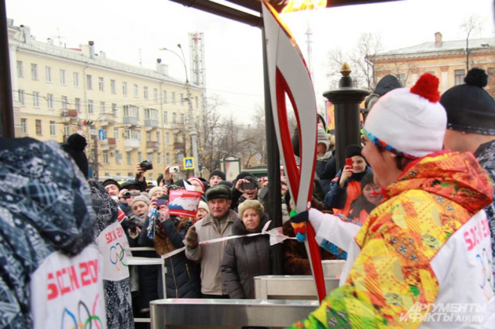 Олимпийский огонь встретили овациями.
