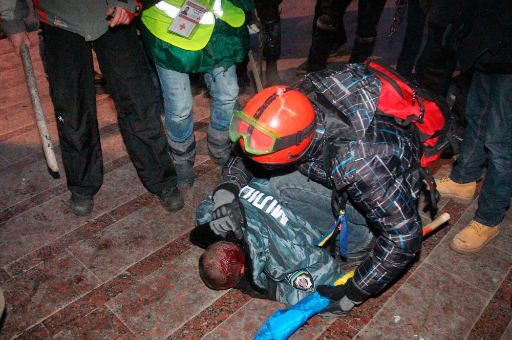 В то же время МВД Украины заявило о том, что в стычках с митингующими пострадали более 20 представителей правоохранительных органов. Сообщалось о том, что одного из сотрудников «Беркута» митингующие оттащили в Дом профсоюзов и избили.