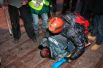 В то же время МВД Украины заявило о том, что в стычках с митингующими пострадали более 20 представителей правоохранительных органов. Сообщалось о том, что одного из сотрудников «Беркута» митингующие оттащили в Дом профсоюзов и избили.