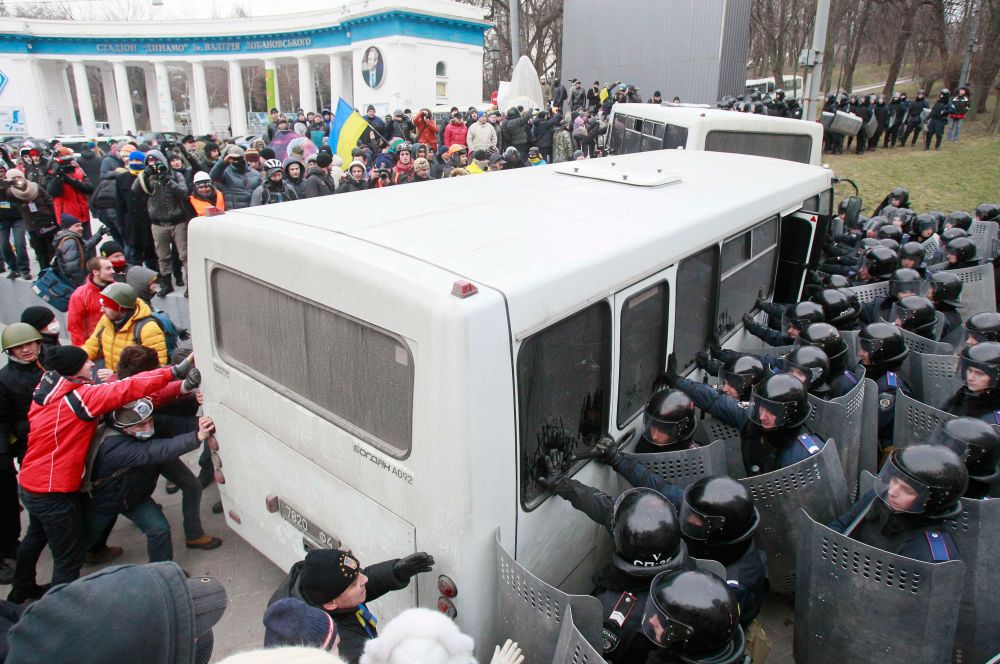 Беспорядки в Киеве начались около 17:00 по московскому времени, когда Народное вече в центре города переросло в столкновения с милицией — группа молодых людей начала бросать петарды в кордоны силовиков.