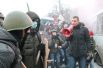 Около восьми вечера стало известно, что один из лидеров оппозиции Виталий Кличко призвал демонстрантов воздержаться от стычек с милицией, однако беспорядки продолжились.