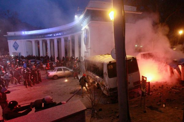 Милиция ответила митингующим слезоточивым газом и шумовыми гранатами, после чего демонстранты открыли ворота стадиона «Динамо», где подожгли милицейский автобус и двинулись в сторону Верховной Рады.