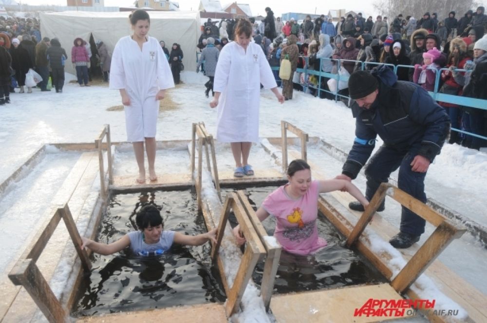Тысячи омичей приняли участие в крещенских купаниях.