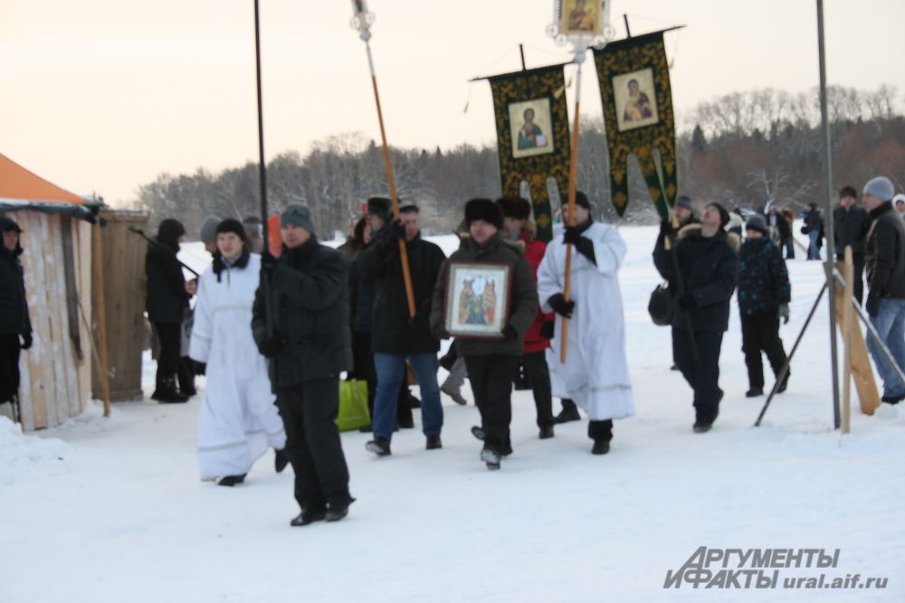 Прихожане храма Святой Троицы прошли к озеру Шарташ крестным ходом
