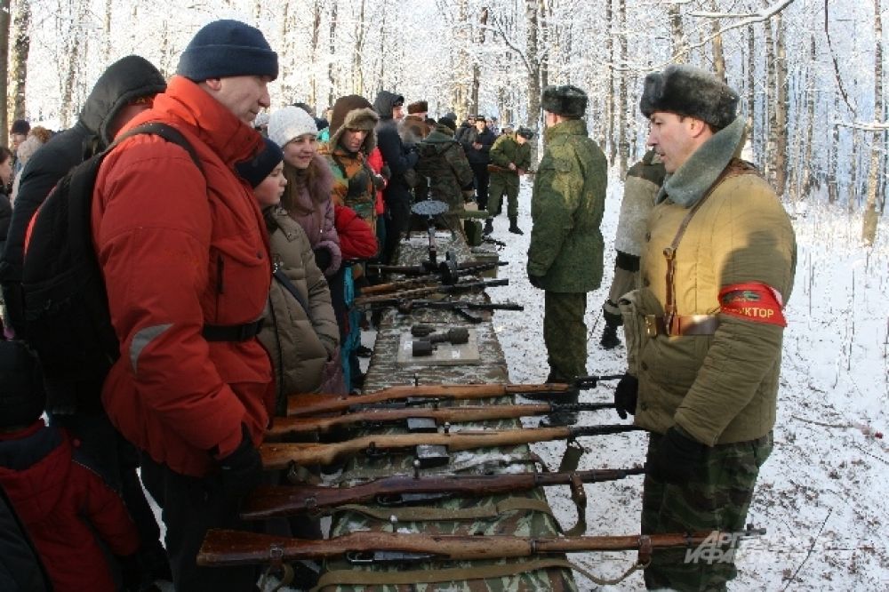 Инструктор рассказал зрителям о преимуществах оружия времен ВОВ.