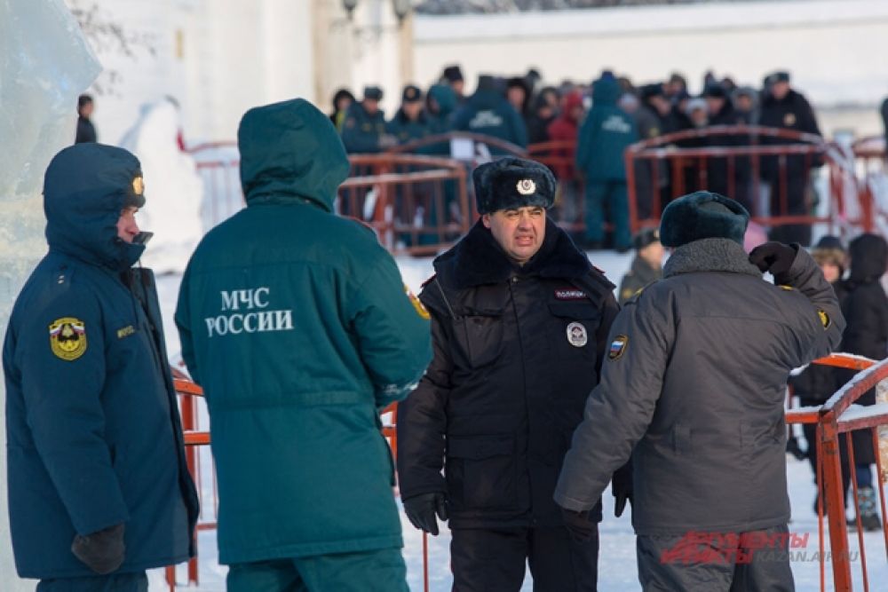 Спасатели и сотрудники МВД дежурят у купелей