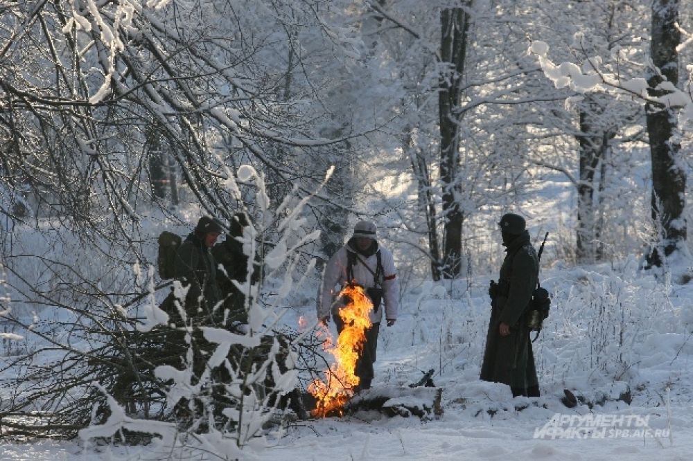 «Немецкие войска» развели костер, чтобы согреться в мороз.