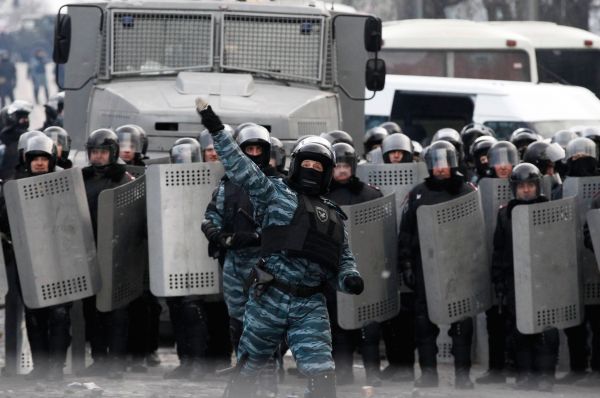 Отряды спецназа также были направлены к стадиону «Динамо», у которого накануне произошло несколько стычек, а также был подожжён один из четырёх милицейских автобусов.