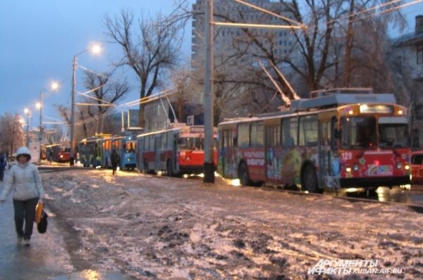 Троллейбусы остановились на улице Офицерской и дальше не идут.