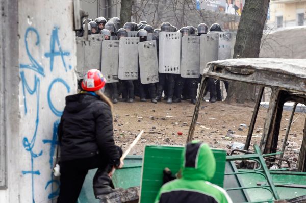 Вечером 20 января в Киеве продолжились столкновения митингующих с местной милицией. К улице Грушевского, на которой происходит противостояние, были стянуты дополнительные силы спецназа.