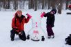 Среди конкурсных фигур обнаружились очень даже спортивные снеговики