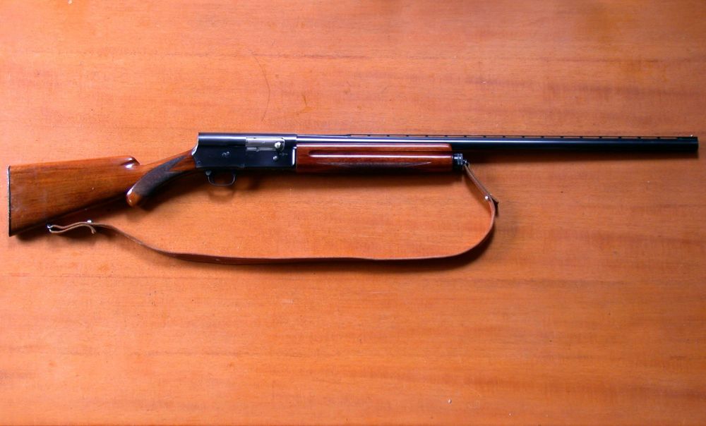 В 1898 году Браунинг представил дробовик Browning Auto-5, первый удачный дробовик в истории. Главной особенностью ружья на то время стало использование энергии отдачи ствола при длинном ходе перезарядки. Browning Auto-5 стал одним из самых успешных и массовых ружей XX века.