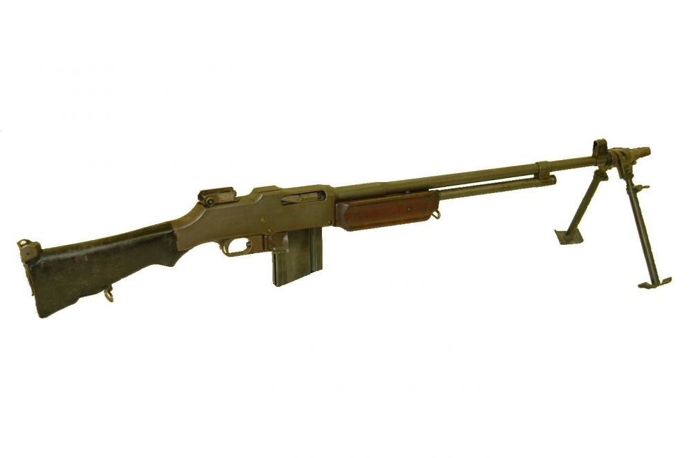 Годом позже Браунинг представил ручной пулемёт M1918, который в различных вариантах поставлялся пехотным войскам, кавалерии, а также полицейским подразделениям. Эта винтовка была достаточно лёгкой, что облегчало её переноску, однако мощная отдача и большие габариты препятствовали стрельбе с плеча.