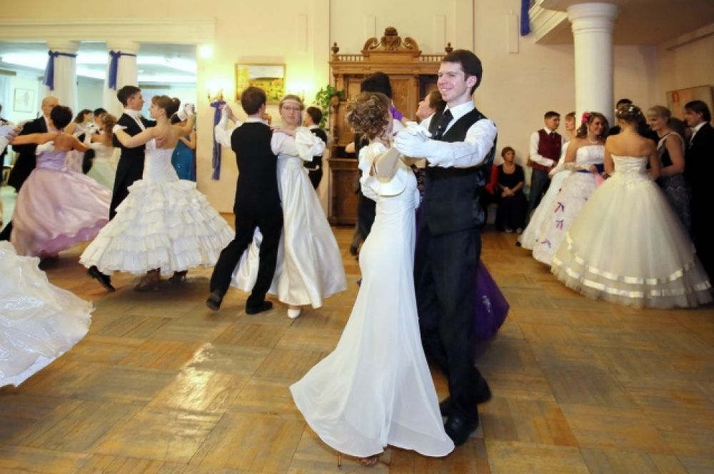 Гости танцевали вельский вальс, полонез и другие классические танцы.