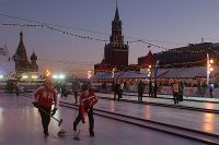 Спортсмены Владимир Собакин (слева) и Антон Калалб в матче этапа мирового тура по кёрлингу Red Square Classic на Красной площади. 2014 год.
