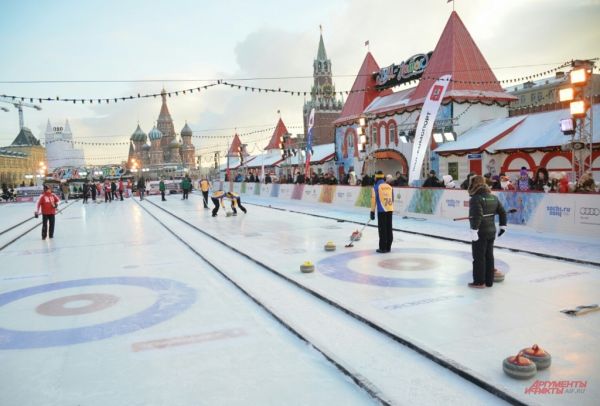 Несмотря на мороз -20 градусов, на Красную площадь понаблюдать за соревнованиями пришло достаточно много любителей керлинга.