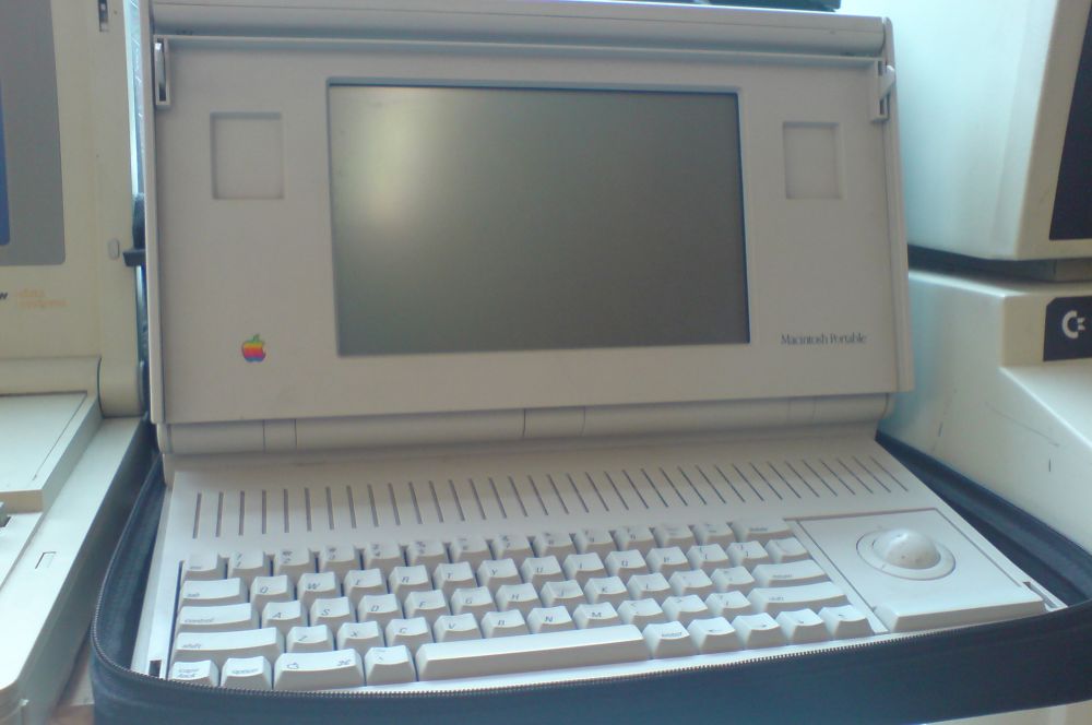 Осенью 1989 года Apple выпустила свой первый портативный компьютер – Macintosh Portable. Реализация продукта оказалась неудачной - вес новинки превысил семь килограмм, а мощная конфигурация привела к высокой стоимости машины.