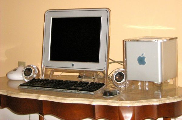 Одной из наиболее символичных неудач Apple стал настольный компьютер Cube, поступивший в продажу в 2000 году. Устройство было выполнено в форме куба, однако не снискала популярности у пользователей. По сравнению с компьютерами схожей мощности Cube был заметно дороже и в отличие от других продуктов Apple в нем не был предусмотрен дисплей – его необходимо было покупать дополнительно. Один из экземпляров этого компьютера сегодня хранится в Музее современного искусства в Нью-Йорке.