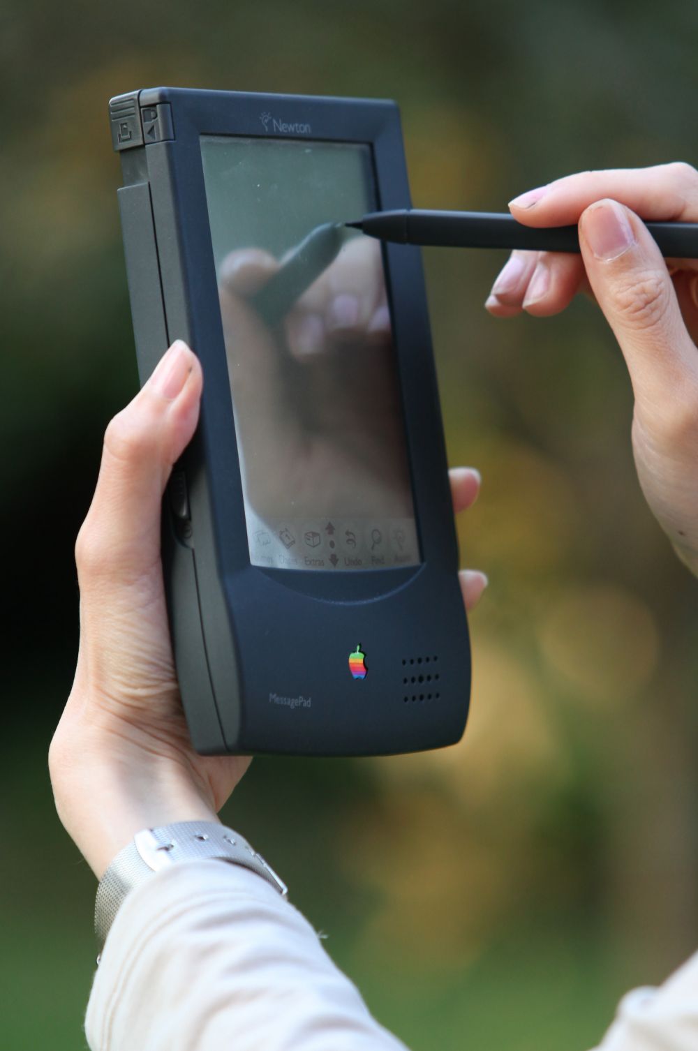 Устройство MessagePad, выпущенное Apple на платформе Newton в 1993 году, стало первым проектом компании в области карманных компьютеров. Гаджет получился на то время передовым и во многом предвосхитил дальнейшее развитие мобильных устройств. Однако громоздкие габариты пришлись пользователям не по душе и лидерство в этой нише на долгое время заняла фирма Palm.