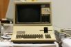 В мае 1980 года Apple выпустила новую модель своего флагманского на тот момент компьютера – Apple III. Она позиционировалась как решение для работы с большим массивом данных. Однако в отсутствие вентилятора – личная инициатива Стива Джобса – компьютер часто выходил из строя от перегрева.