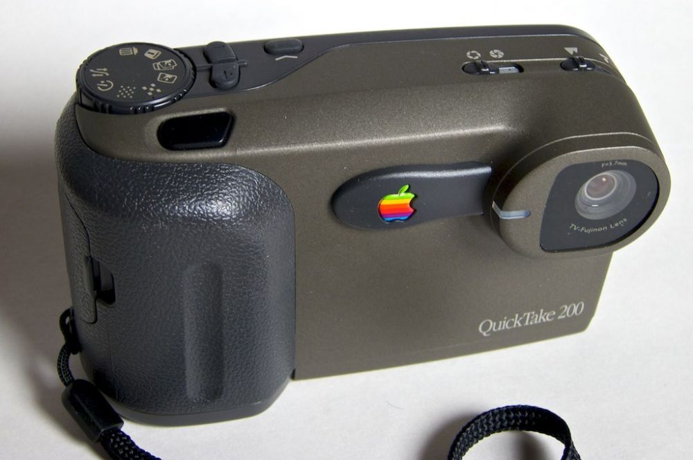 В 1994 году Apple открыла для производителей новое направление в технике – компания представила первую потребительскую цифровую камеру QuickTake. Она оснащалась дисплеем для просмотра изображений и позволяла делать снимки с разрешением в 640х480 пикселей. Главной проблемой устройства являлось то, что на 2-мегабайтную карту памяти умещалось минимальное количество фотографий, и покупатели предпочитали намного более дешёвые плёночные фотоаппараты.