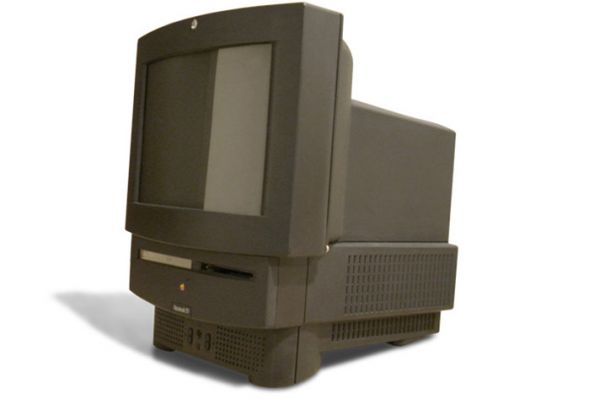 В том же году Apple представила устройство Macintosh TV – первый пример совмещения компьютера и телевизора в одном корпусе. Мощность системы не позволяла проигрывать видео в привычном пользователям качестве, а также не справлялась с обычными для компьютеров того времени задачами. В итоге было выпущено всего 10 000 экземпляров, и уже через пять месяцев Macintosh TV был снят с производства.