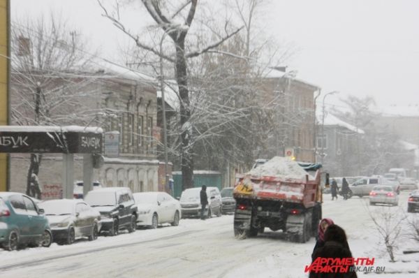 То тут, то там по иркутским улицам снуют грузовики, груженые снегом. 
