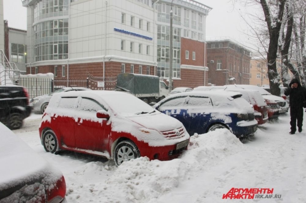 Огромные сугробы и снежные валы по обочинам сейчас мешают движению транспорта.