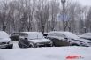 Припаркованные машины быстро заносит снегом