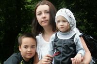 Наталья с родным сыном и «подопечной» дочерью.
