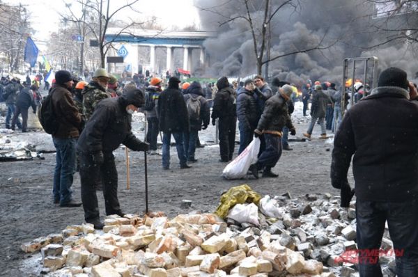 На улице Грушевского разобрали брусчатку и стали использовать как оружие против милиционеров