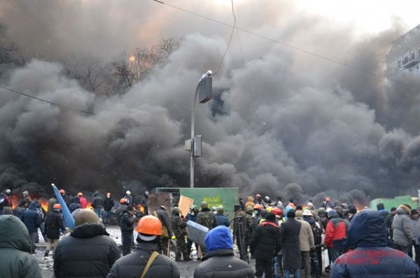 Протест у стадиона Лобановского сопровождается огнем и дымом