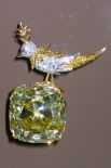 Самым известным произведением Тиффани является украшение «Птица на скале». В нём используется бриллиант, найденный на руднике в ЮАР в 1877 году. Драгоценный камень выступил в качестве главной драгоценности Всемирной выставки в Чикаго в 1893 году, а на выставке в Нью-Йорке в 1901 году получил высшую награду.